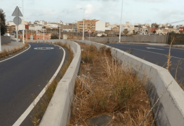 Los vecinos piden una actuación para adecentar y poner a punto el viaducto (Foto TA)